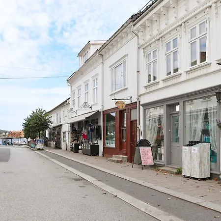 5 Person In Risor-by Traum * Risør